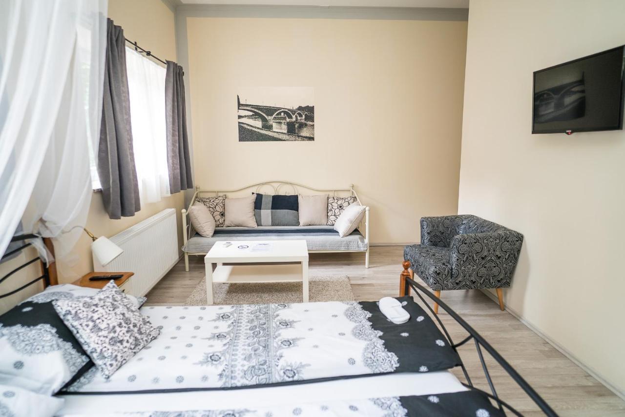 Boutique Hostel Kings N' Queens Zagreb Bagian luar foto