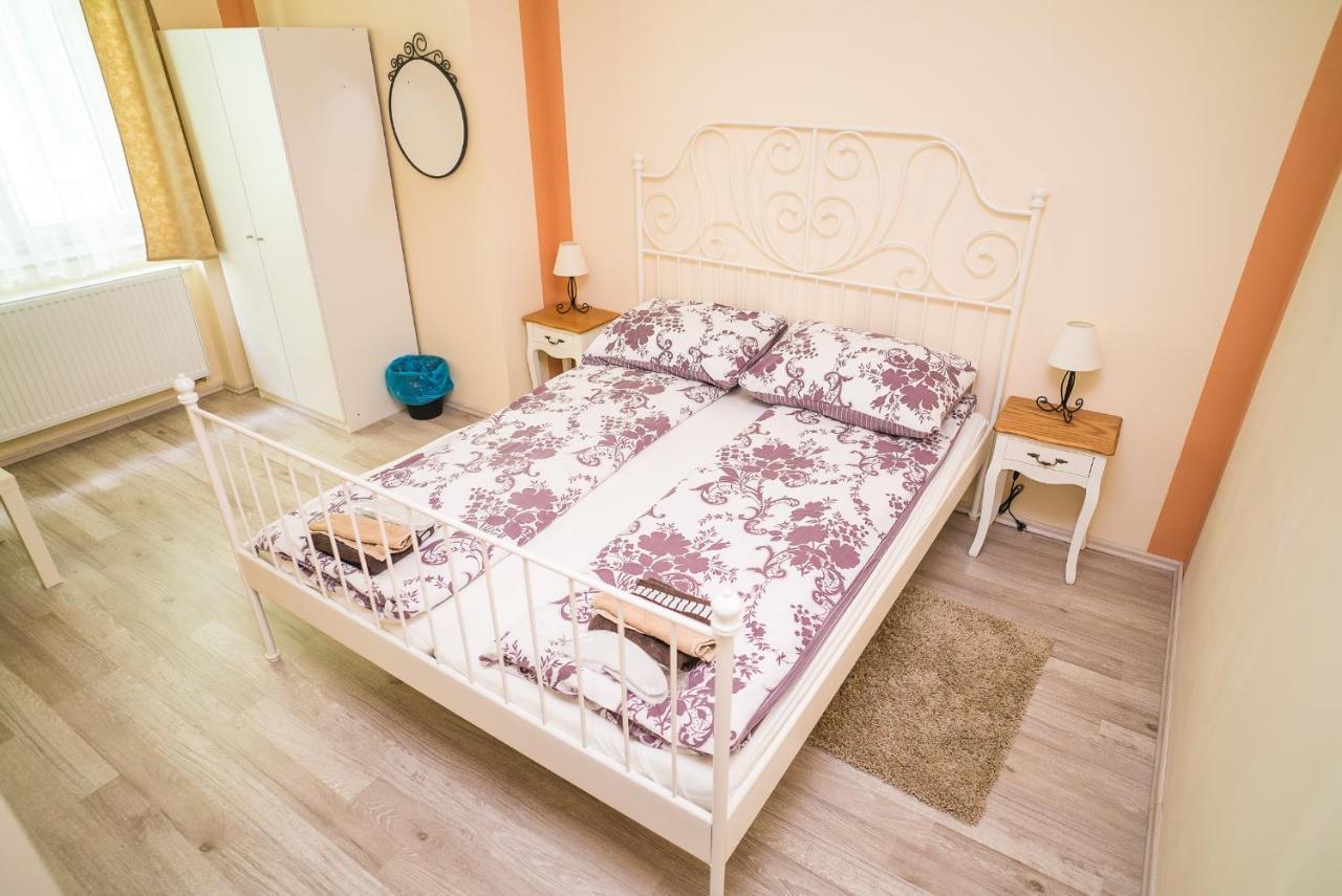 Boutique Hostel Kings N' Queens Zagreb Bagian luar foto