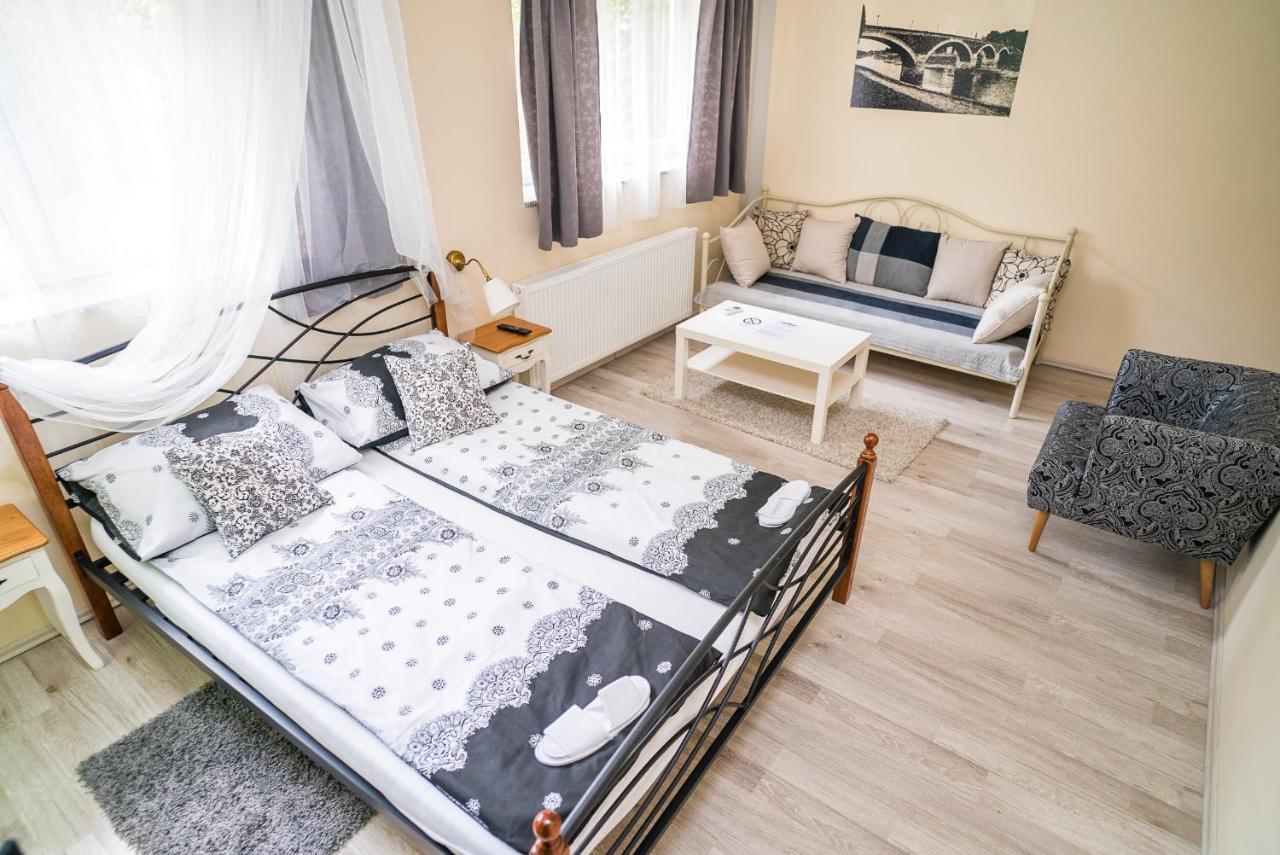 Boutique Hostel Kings N' Queens Zagreb Bagian luar foto