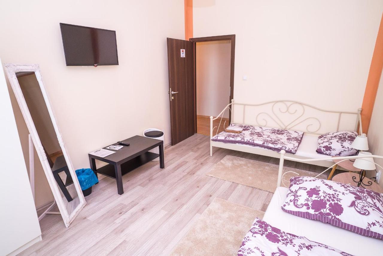 Boutique Hostel Kings N' Queens Zagreb Bagian luar foto