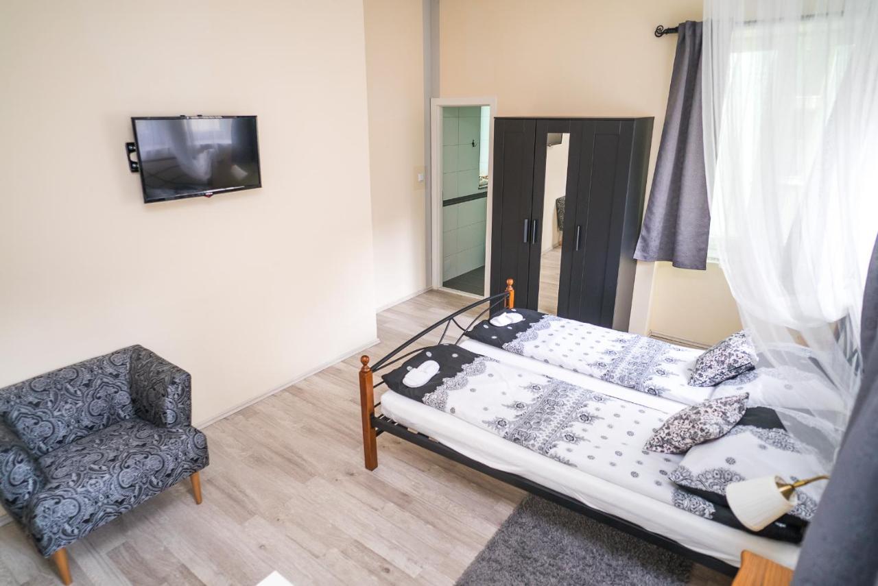 Boutique Hostel Kings N' Queens Zagreb Bagian luar foto