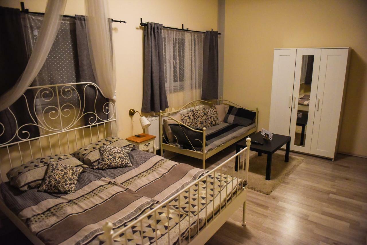 Boutique Hostel Kings N' Queens Zagreb Bagian luar foto